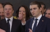 Biểu cảm trái ngược giữa Barron Trump và Elon Musk gây chú ý