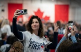 Phụ nữ Canada chắt bóp làm đẹp trong nỗi lo suy thoái Phụ nữ Canada chắt bóp làm đẹp trong nỗi lo suy thoái