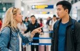 Nhóm người Việt bị la ó khi chen ngang xếp hàng ở sân bay nước ngoài Nhóm người Việt bị la ó khi chen ngang xếp hàng ở sân bay nước ngoài