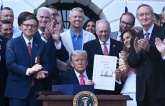 Ông Trump ký duyệt 'Đạo luật to đẹp' Ông Trump ký duyệt 'Đạo luật to đẹp'