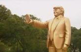 Xuất hiện tượng vàng ông Trump cầm Bitcoin trước tòa quốc hội Mỹ