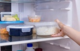 Vì sao nên cất thức ăn vào tủ lạnh khi còn nóng?