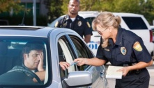 Làm gì khi bạn lái xe tại Mỹ mà bị cảnh sát bắt? 