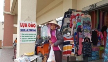 Cuộc sống mưu sinh của người Việt bán trái cây nơi hè phố Bolsa