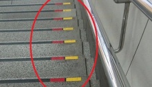 Lý do khiến nhiều bậc cầu thang ở Nhật có dấu đỏ-vàng, quả không hổ danh là quốc gia “kỹ tính” nhất thế giới