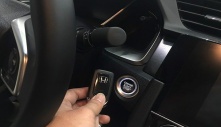 Điều gì xảy ra nếu bạn nhấn nút Start/Stop Engine khi xe đang chạy?