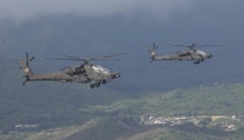 Hai trực thăng vũ trang Mỹ lao xuống đất