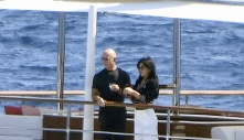 Tỷ phú Bezos tình tứ cùng bạn gái trên siêu du thuyền 500 triệu USD