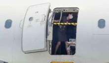 Ảnh tiếp viên chắn cửa máy bay Hàn Quốc gây sốt mạng xã hội