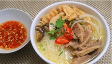 Khách Tây thưởng thức một món bún dân dã của người Việt rồi nhận xét: “Nó có hương vị độc nhất!”