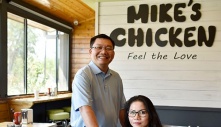 Vợ chồng Việt kiều biến quầy bán dạo thành quán gà rán ngon nhất Dallas