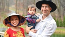 Cuộc sống chối bỏ thế giới hiện đại của vợ chồng Việt - Mỹ