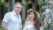 Chàng trai Ireland sang Việt Nam theo đuổi cô gái Thanh Hóa, nâng niu vợ suốt 7 năm qua