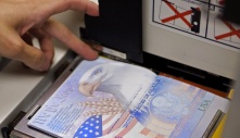 Dân Mỹ làm passport phải mòn mỏi đợi chờ vì thiếu nhân viên