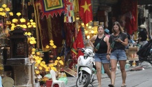 Khách Tây “nửa khóc nửa cười“ với giao thông Việt: Tôi rất sợ qua đường ở đây