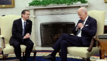 Ông Biden dùng giấy nhớ khi nói chuyện với Tổng thống Israel: Tổng thống Mỹ già quá rồi