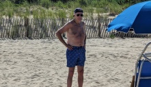 Ông Biden cởi trần tắm nắng