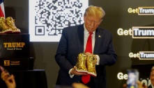 Sau khi bị phạt nặng, ông Trump ra mắt giày 'Không bao giờ đầu hàng'