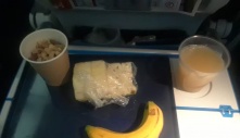 Bữa ăn trên máy bay gây tranh cãi vì quá đạm bạc