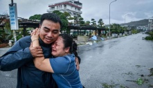 VỢ BẬT KHÓC NỨC NỞ KHI NHÌN THẤY CHỒNG TRỞ VỀ SAU 12 GIỜ SINH TỬ, CHỐNG CHỌI VỚI BÃO YAGI TRÊN BIỂN