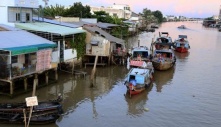 Các cụ nói: 'Có tiền đừng mua đất ven sông, giàu có cũng không lấy vợ tái giá', mua đất ven sông thì sao?