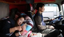 Tại sao các tài xế xe tải đường dài luôn thích mang theo một người phụ nữ? Họ làm gì trên xe?