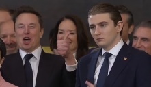 Biểu cảm trái ngược giữa Barron Trump và Elon Musk gây chú ý