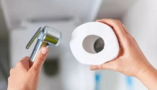 Nên dùng vòi xịt hay giấy vệ sinh?