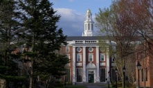 Mỹ cấm Đại học Harvard tuyển sinh viên quốc tế