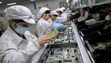 'Những con ốc vít' chặn đường iPhone trở về Mỹ