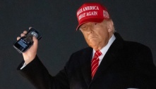 Hình nền điện thoại của ông Trump gây chú ý