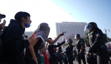 Người Los Angeles bất bình, phẫn nộ với sức ép từ ông Trump