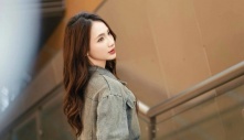 Cô gái 'gây sốt' khi sáng làm người mẫu, tối làm đồng nát