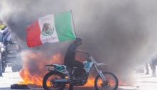 Lý do nhiều người biểu tình ở Los Angeles vẫy cờ Mexico