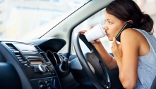 Luật mới ở California cấm tài xế chạm vào điện thoại khi đang lái xe