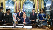 Ông Trump nói đùa khi khen nữ phóng viên xinh đẹp
