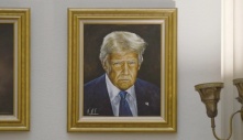 Bang Mỹ đổi ảnh chân dung ông Trump sau khi bị chê