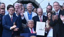 Ông Trump ký duyệt 'Đạo luật to đẹp'