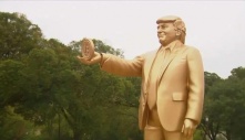 Xuất hiện tượng vàng ông Trump cầm Bitcoin trước tòa quốc hội Mỹ