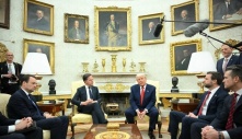 Ông Trump khoe đồ trang trí bằng vàng ở Nhà Trắng