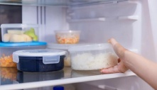 Vì sao nên cất thức ăn vào tủ lạnh khi còn nóng?