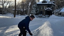 Người Việt kể quy định bắt buộc xúc tuyết trước nhà ở Canada