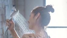 Nên quay mặt hay quay lưng khi tắm vòi sen?