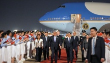 Trung Quốc trải thảm đỏ đón ông Trump ở sân bay Bắc Kinh