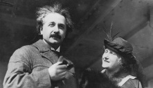 Bí quyết của thiên tài Einstein: Thành công = Làm việc + Chơi + Giữ im lặng