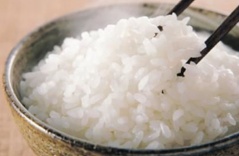 Học người Nhật thử bỏ 2-3 viên đá lạnh vào nồi cơm, bạn sẽ bất ngờ về công dụng nó đấy