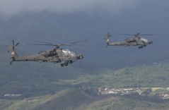 Hai trực thăng vũ trang Mỹ lao xuống đất