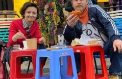 Độc đáo quán ăn vỉa hè của anh em Việt giữa lòng thủ đô Đức: Bàn inox, ghế nhựa, ống bơ mang từ Việt Nam, được tài tử nổi tiếng... ghé thăm