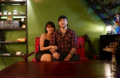 Chàng trai Mỹ say mê Việt Nam, cùng vợ mở quán cà phê ‘thời ông bà anh‘ ở TP.HCM