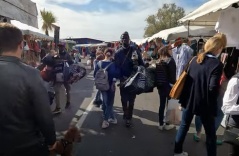 Nữ Youtuber kể chuyện quái gở khi đi chợ trời ở quốc gia Châu Âu này: Túi “hàng hiệu“ bày la liệt dưới đất, áo mới tinh giá 25.000 đồng, tin được không?